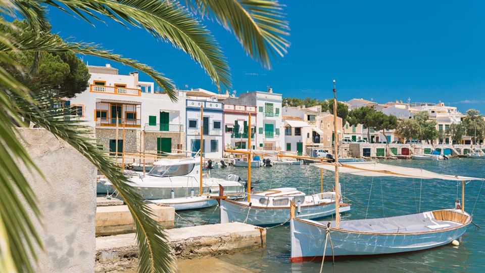 Der kleine Ort Portocolom erinnert mit seinem Naturhafen und den kleinen Fischerbooten an das traditionelle Mallorca.