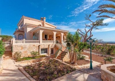 Einzigartige Villa an der Südwestküste Mallorcas mit einem großzügigen Grundstück.