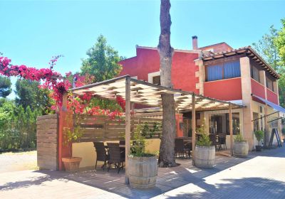 Established restaurant with private residence on the southwest coast of Mallorca for sold.